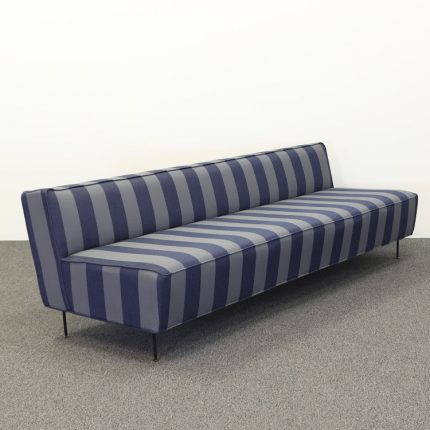 Modern Line-sofa | GUBI