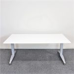 Manuelt højdejusterbart skrivebord Alvar
  Lite 160 cm | HERMAN MILLER