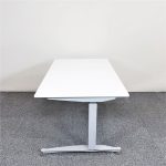 Manuelt højdejusterbart skrivebord Alvar
  Lite 160 cm | HERMAN MILLER