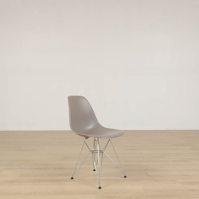 Eames sidestol i glasfiber DSR | VITRA