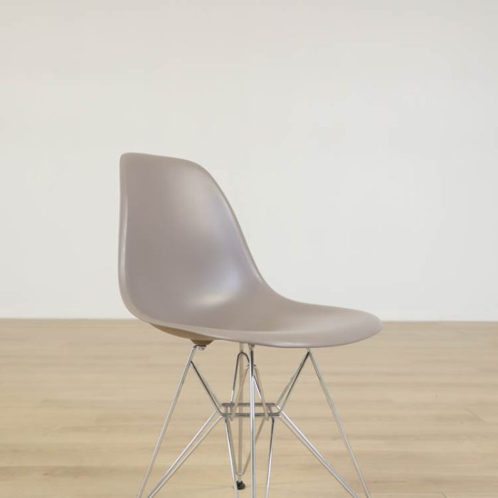 Eames sidestol i glasfiber DSR | VITRA