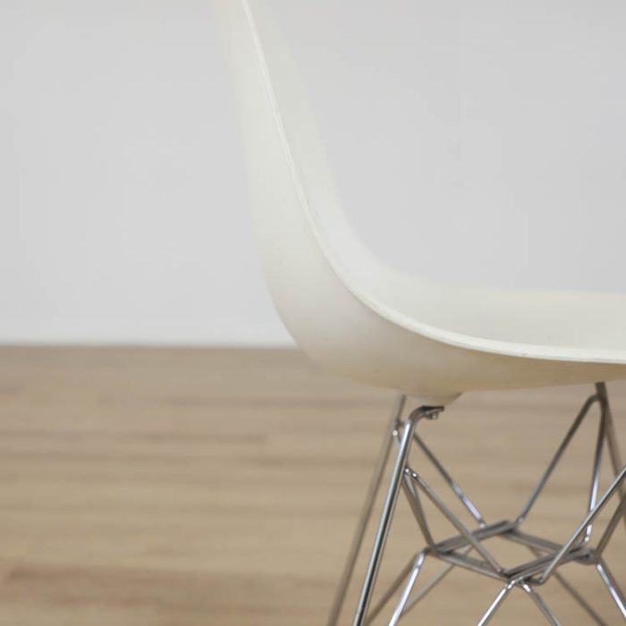 Stol Eames Plastic Chair